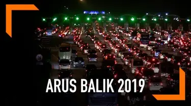 Ribuan kendaraan memasuki kawasan barat pulau Jawa melalui gerbang tol Palimanan. Kepadatan terlihat jelang pintu tol.