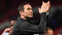 Pelatih Derby County, Frank Lampard, memberikan aplaus usai mengalahkan Manchester United pada Piala Liga Inggris di Stadion Old Trafford, Rabu (26/9/2018). Manchester United takluk adu penalti 9-10 (2-2) dari Derby County. (AFP/Paul Ellis)