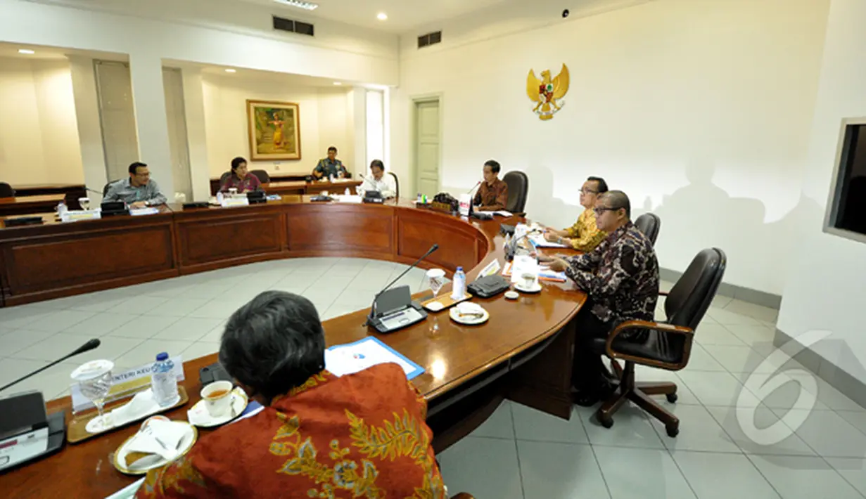 Presiden Joko Widodo menggelar rapat terbatas bersama dengan sejumlah menteri dan direktur utama BPJS di Komplek Istana Kepresidenan, Jakarta, Jumat (27/2/2015). Rapat membahas tentang keluhan masyarakat mengenai biaya BPJS.  (Liputan6.com/Faizal Fanani)