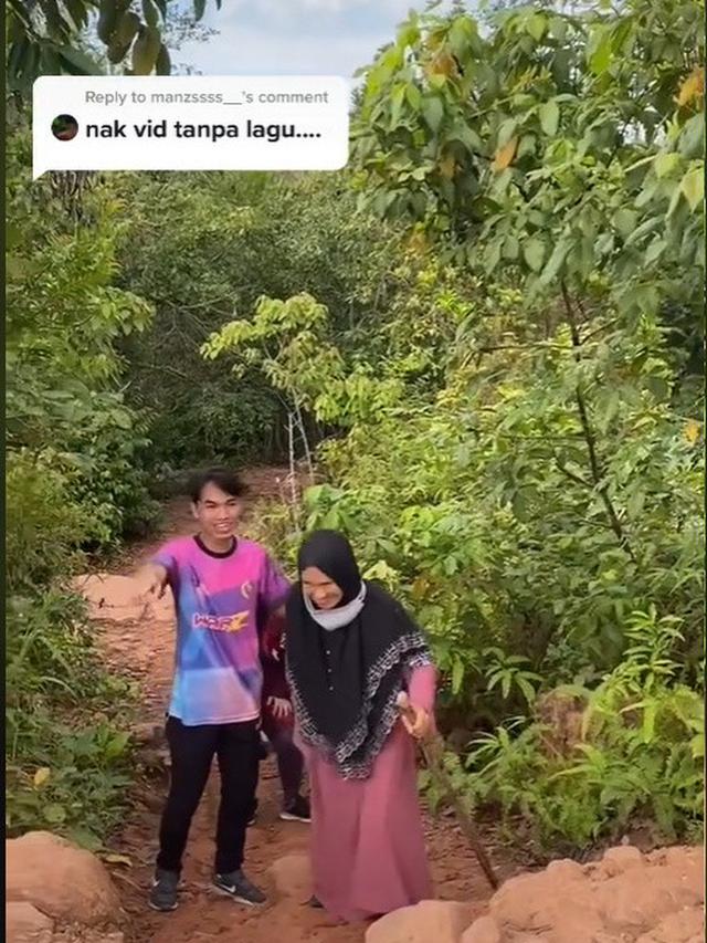 Hanya Pakai Sandal dan Gamis, Nenek 74 Tahun Ini Berhasil Mendaki ke Puncak Gunung. (Sumber: worldofbuzz)