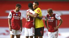 Pemain Arsenal, Ainsley Maitland-Niles, berusaha menenangkan pemain Watford, Troy Deeney, pada laga Premier League di Stadion Emirates, Minggu (26/7/2020). Arsenal menang 3-2 atas Watford. (AP photo/Neil Hall, Pool)