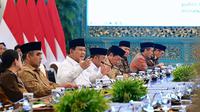 Presiden Prabowo Subianto saat berdiskusi dengan tokoh lintas agama, kelompok agama, hingga pimpinan partai politik (parpol) di Kompleks Istana Kepresidenan Jakarta. (Foto: Biro Pers Sekretariat Presiden).