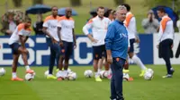 Guus Hiddink saat memimpin latihan Belanda (WILDBILD / AFP)