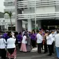 Dokter di RSUD Arifin Achmad Pekanbaru mengancam akan mogok kerja terkait ditahannya tiga dokter spesialis bedah oleh Kejaksaan Negeri Pekanbaru dengan dugaan korupsi pengadaan alat kesehatan (alkes). (Liputan6.com/M Syukur)