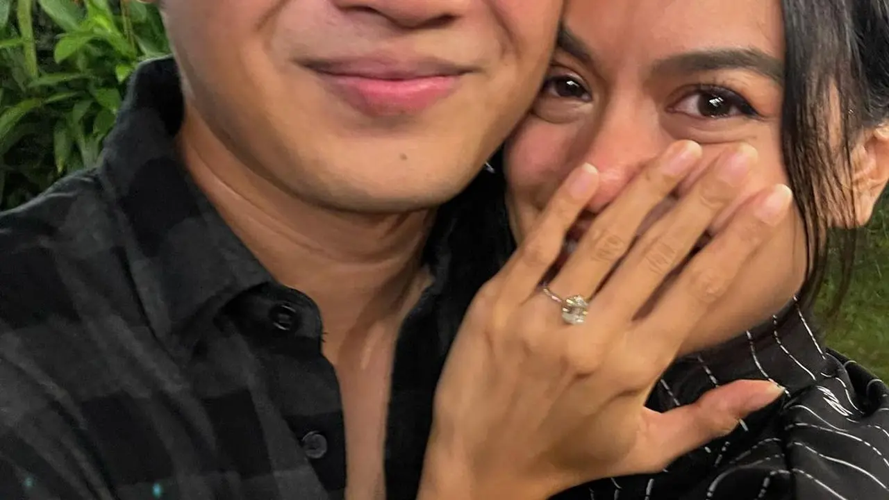 6 Momen Eva Celia Dilamar Kekasihnya di Hari Ulang Tahun, Menangis Bahagia