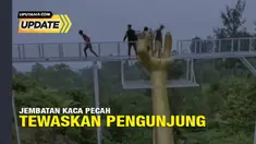 Seorang wisatawan dikabarkan tewas usai terjatuh dari jembatan kaca yang pecah di objek wisata The Geong Hutan Pinus Limpakuwus, Kecamatan Sumbang, Kabupaten Banyumas, Jawa Tengah, pada Rabu (25/10/2023).