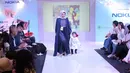 Seorang ibu bersama anaknya berjalan di atas catwalk dalam fashion show Fabalous Mom and Kids 2018 di Fimela Fuchsia Market 2018 di Kota Kasablanka, Jakarta (27/5). (Liputan6.com/Faizal Fanani)