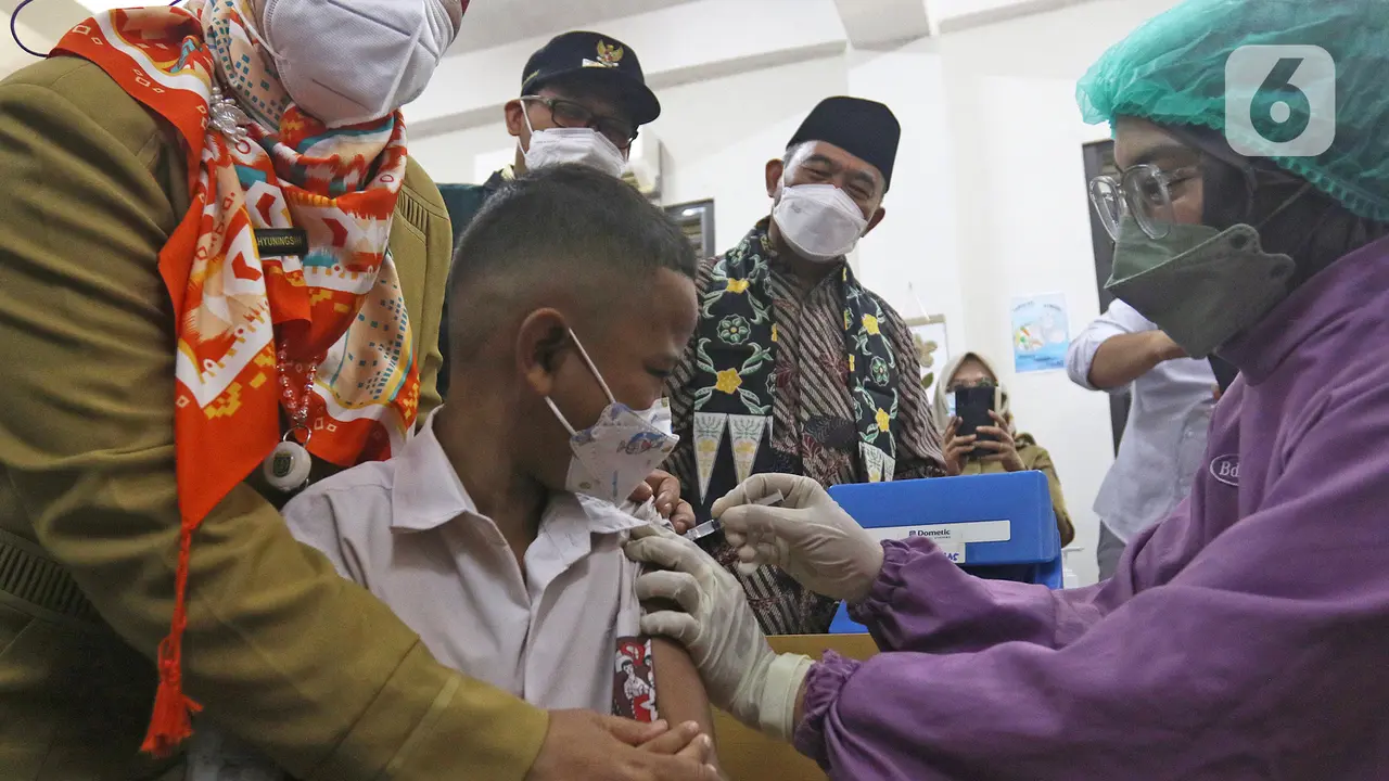 FOTO: Menko PMK Muhadjir Effendy Tinjau Vaksinasi COVID-19 untuk Anak di Depok