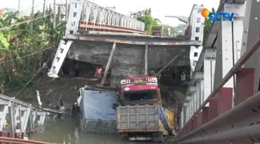 Jembatan Widang, penghubung Lamongan dengan Tuban yang ambruk, kini masih jadi tontonan warga. tiga truk yang ikut terperosok ke Sungai Bengawan Solo, belum dievakuasi.