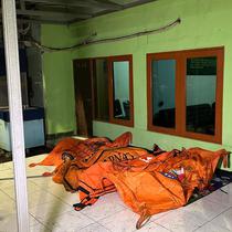Empat kantong jenazah korban meninggal kebakaran Depo Pertamina Plumpang dievakuasi di Pos Koramil, Jumat (3/3/2023). (Liputan6.com/Nanda Perdana Putra)