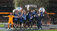 Para pemain Atalanta mengangkat trofi juara Liga Europa 2023/2024 usai membungkam Bayer Leverkusen dalam laga final di Aviva Stadium, Dublin, Kamis (23/5/2024) dini hari WIB. (AP Photo/Kirsty Wigglesworth)