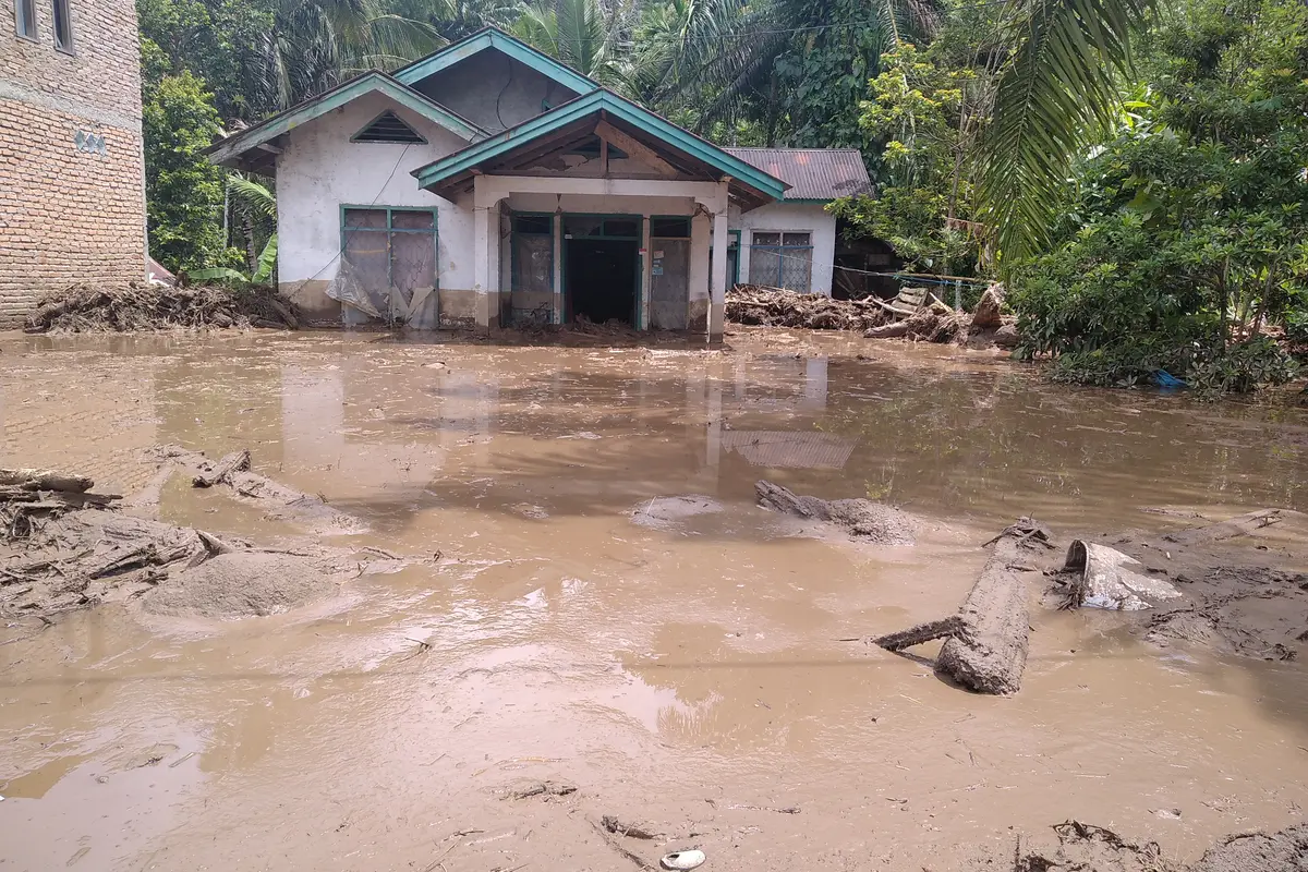 Banjir bandang di Nagari Kajai, Pasaman Barat, Senin (28/2/2022). (Liputan6.com/ Novia Harlina)
