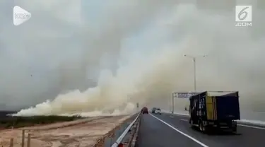 Kebakaran lahan kembali terjadi di sisi jalan tol Palembang-Indralaya, membuat jarak pandang pengendara terbatas.