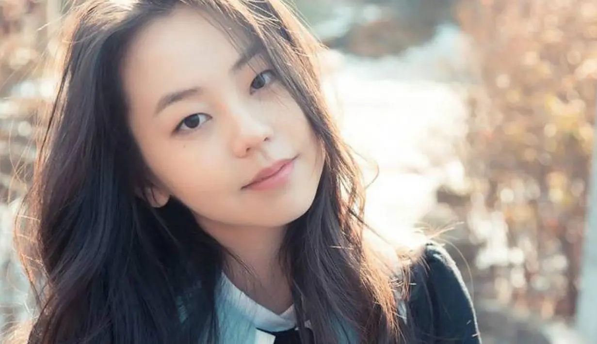 Saat masih usia 4 tahun, orangtua Ahn So Hee bercerai. Hal itu semakin parah setelah ayahnya kehilangan pekerjaan. Ia pun harus mengantas susu keliling rumah. (Foto: Allkpop.com)