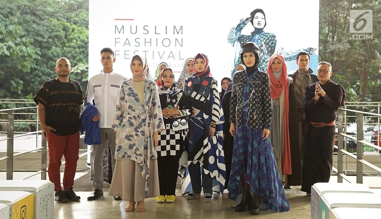 Model berpose di catwalk pada pembukaan Muffest) 2020 di Aquatic Stadium, GBK Senayan, Jakarta, Jumat (30/8/2019). Muffest mempertemukan para pelaku industri busana muslim tanah air, baik yang sudah punya nama dan brand besar, maupun dari pelaku usaha kecil dan menengah. (Fimela.com/Bambang E.Ros)