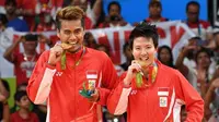 Ganda campuran Indonesia, Tontowi Ahmad/Liliyana Natsir, meraih medali emas pada Olimpaide Rio 2016. (AFP/Goh Chai Hin)