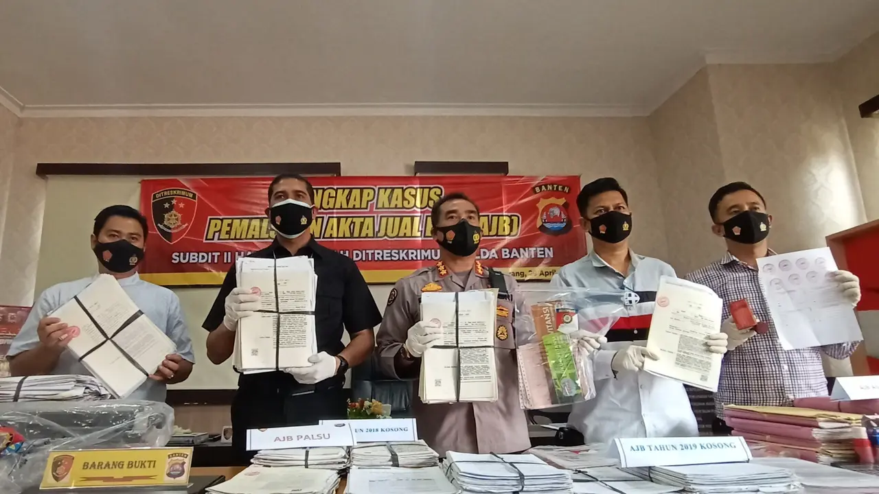 Satgas Mafia Tanah Ungkap Penggunaan AJB Kadaluarsa Di Banten. (Kamis, 29/04/2021). (Liputan6.com/Yandhi Deslatama).
