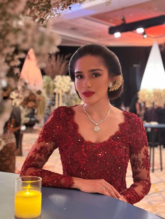 Dirinya juga semakin terlihat anggun dengan anting serta kalung simpel namun mewah. Makeup yang digunakan oleh wanita 30 tahun ini juga tampak simpel dan lebih menonjolkan pada lipstik. (Liputan6.com/IG/@yaswildblood)