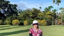 Tak hanya itu saja, Ussy Sulistiawaty juga beberapa kali menjajal golf bersama sang suami. Penampilannya saat bermain golf pun tak lepas dari sorotan. (Liputan6.com/IG/@ussypratama)