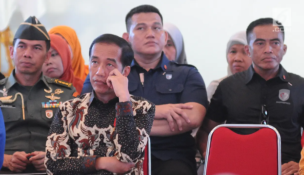 Presiden Joko Widodo atau Jokowi saat menghadiri penyaluran bantuan sosial Program Keluarga Harapan (PKH) dan Bantuan Pangan Non Tunai (BPNT) kepada seribu warga Depok, Jawa Barat, Selasa (12/2). (Liputan6.com/Herman Zakharia)