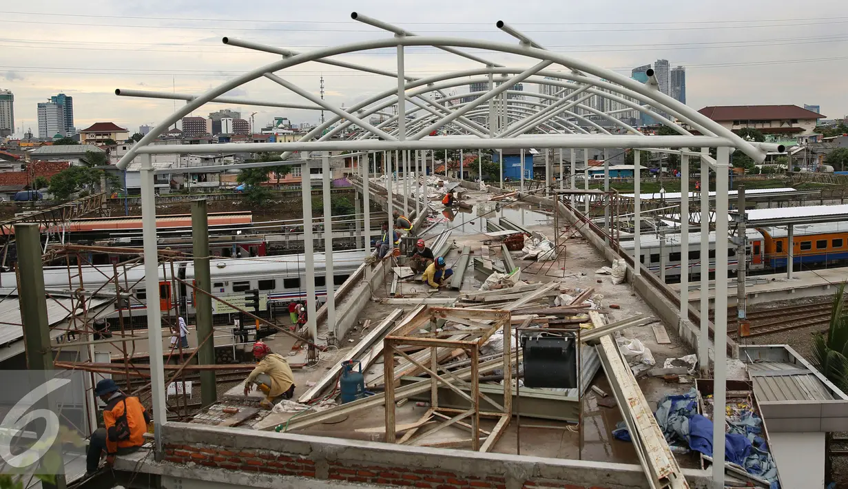 Pembangunan JPO di Stasiun Tanah Abang ditargetkan pada November ini memasuki tahap finishing, Jakarta, Senin (17/10). JPO ini ditargetkan kelar paling lambat Januari 2017. (Liputan6.com/Johan Tallo)