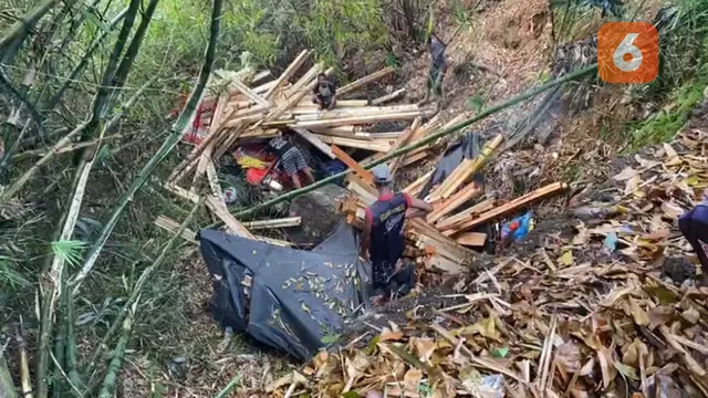 Mobil truk pengangkut kayu terperosok ke jurang di Kecamatan Cibadak Kabupaten Sukabumi (Liputan6.com/Istimewa).