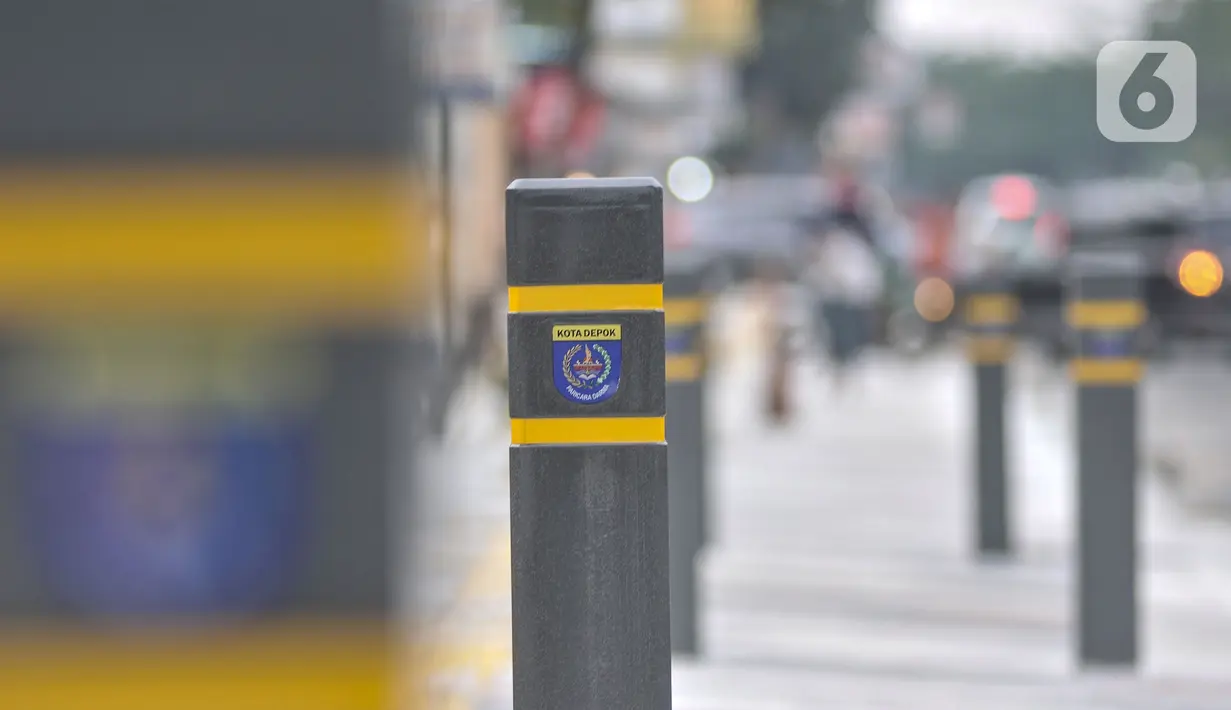 Logo pemerintah Kota Depok terlihat di tiang pembatas di atas trotoar di Jalan Margonda Raya, Depok, Jawa Barat, Minggu (4/12/2022). Pemerintah Kota Depok lewat Dinas Pekerjaan Umum dan Penataan Ruang (DPUPR) menganggarkan Rp23,5 miliar untuk revitalisasi trotoar di Jalan Margonda. (merdeka.com/Iqbal S Nugroho)