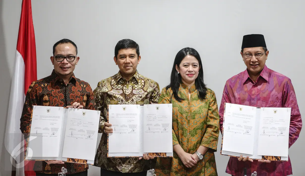 (Kiri-kanan) Hanif Dhakiri, Yuddy Chrisnandi, Puan Maharani dan Lukman Hakim (kanan) menunjukan draft Surat Keputusan Bersama (SKB) Libur Nasional dan Cuti Bersama tahun 2016, Jakarta, Kamis (25/6/2015). (Liputan6.com/Faizal Fanani) 