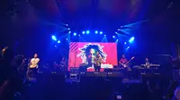 Tony Q Rastafara tampil di acara konser amal yang diselenggarakan KPJ Bandung. (Huyogo Simbolon)