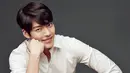 Saat ini, Kim Woo Bin sedang fokus penyembuhan. Seperti diketahui, ia didiagnosis menderita kanker nasofaringeal pada Mei 2017. (Foto: allkpop.com)
