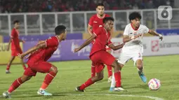 Laga timnas Indonesia U-20 melawan Yaman berlangsung ketat dan sengit. (Liputan6.com/Angga Yuniar)