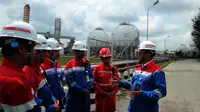 Pejabat Pertamina di kilang gas Balikpapan, Kalimantan Timur. (Liputan6.com/Abelda Gunawan)