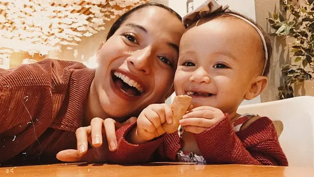 6 Momen Manis Quality Time Putri Marino dan Surinala, Bikin Gemas (sumber: instagram@putrimarino)