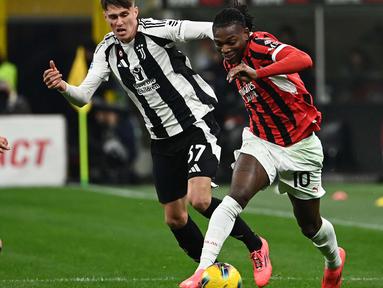 Penyerang AC Milan, Rafael Leao (kanan) berebut bola dengan pemain bertahan Juventus, Nicolo Savona (tengah) saat pertandingan sepak bola Serie A Italia 2024/2025 di stadion San Siro di Milan, pada Sabtu 23 November 2024 waktu setempat atau Minggu 24 November 2024 dini hari Waktu Indonesia Barat. (Isabella BONOTTO/AFP)