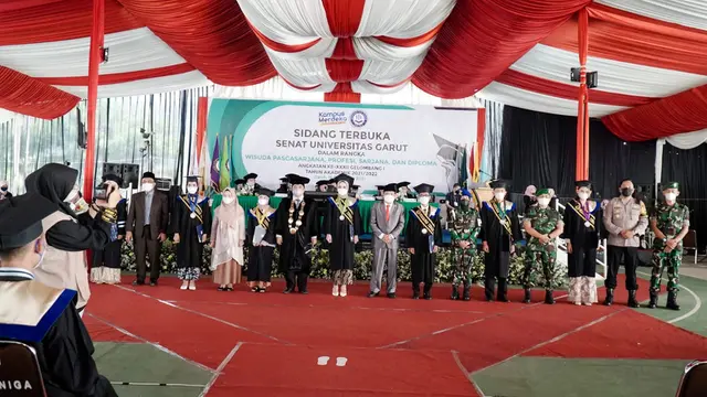 Meskipun dengan prokes ketat, sebanyak 387 wisudawan Universitas Garut (Uniga), Kabupaten Garut, Jawa Barat akhirnya tersenyum lebar, setelah dinyatakan lulus pihak kampus.