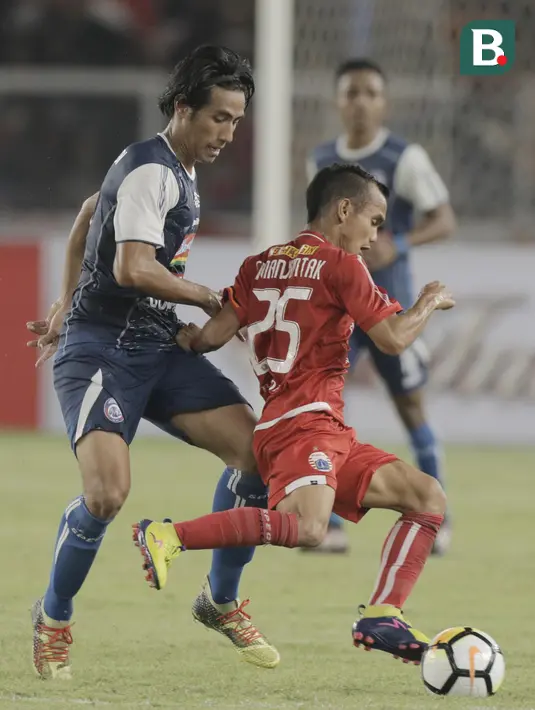 Gelandang Persija Jakarta, Riko Simanjuntak, berusaha melewati gelandang Arema FC, Hanif Sjahbandi, pada laga Liga 1 di SUGBK, Jakarta, Sabtu (31/3/2018). Persija menang 3-1 atas Arema FC. (Bola.com/M Iqbal Ichsan)
