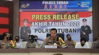 Kapolres Tuban AKBP Ruruh Wicaksono (tengah) ketika memaparkan hasil Anev akhir tahun 2020. (Liputan6.com/Ahmad Adirin)