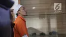 Tersangka kasus propaganda dan penyebaran hoaks SARA saat dihadirkan di Mabes Polri, Jakarta, Jumat (28/6/2019). Polisi menyita barang bukti laptop, hp, hardisk, dan atribut laskar FPI. (Liputan6.com/Faizal Fanani)