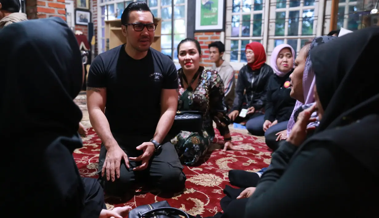 Vokalis Naif tak lupa mendoakan Yon Koeswoyo yang telah dipanggil oleh Yang Maha Kuasa. David usai mendoakan Yon di kawasan Pamulang, Tangerang Selatan, pada Jumat (5/1/2018). (Adrian Putra/Bintang.com)