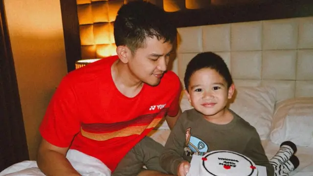 Rezky Aditya dapat kejutan manis dari istri dan anak. (credit:instagram.com/citraciki)