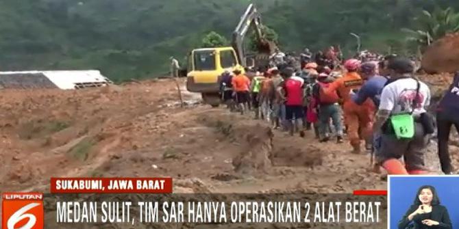 Material Tebal Jadi Kendala Petugas Cari Korban Longsor di Sukabumi