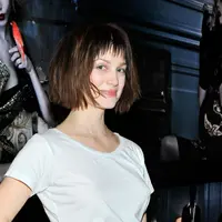 Alison Sudol saat bermain piano. Foto: MTV