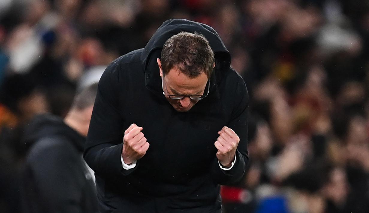 Kemenangan tersebut terasa berharga bagi skuat asuhan Ralf Rangnick untuk mengejar posisi keempat klasemen Liga Inggris. Saat ini, MU bertengger di posisi kelima dengan raihan 40 poin dalam 24 laga atau terpaut satu angka dari West Ham United yang sudah menyelesaikan 25 penampilan. (AFP/Paul Ellis)
