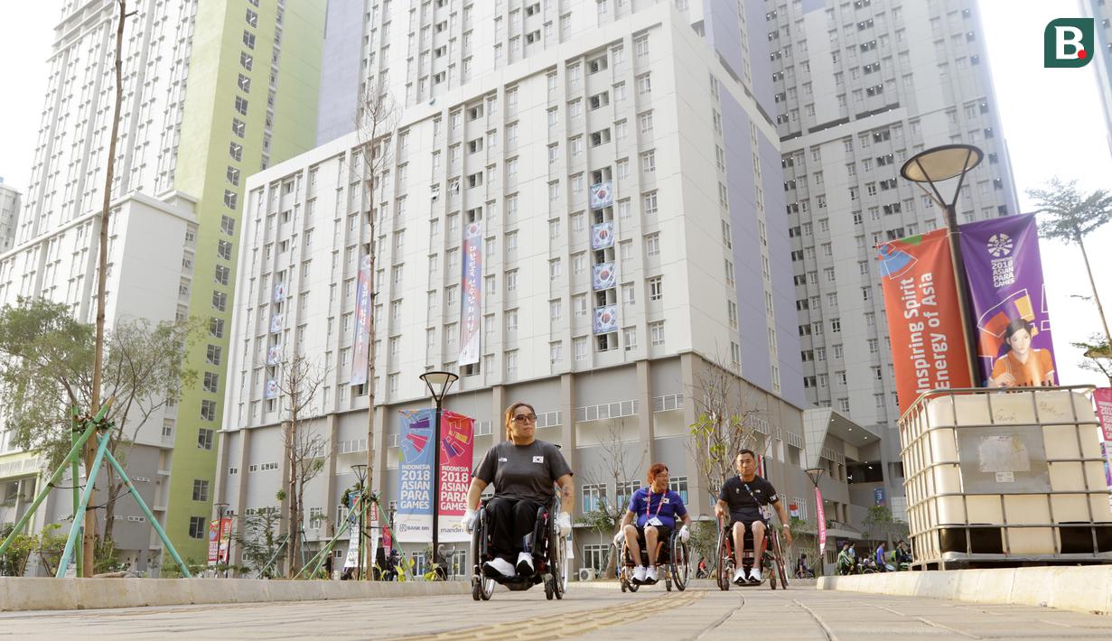 Atlet Asian Para Games berkeliling Wisma Atlet, Kemayoran, Jakarta, Rabu (03/10/2018). Menjelang sore hari, para atlet melakukan berbagai aktifitas mulai dari berolahraga, memotret, bermain biliar hingga keliling wisma. (Bola.com/M Iqbal Ichsan)