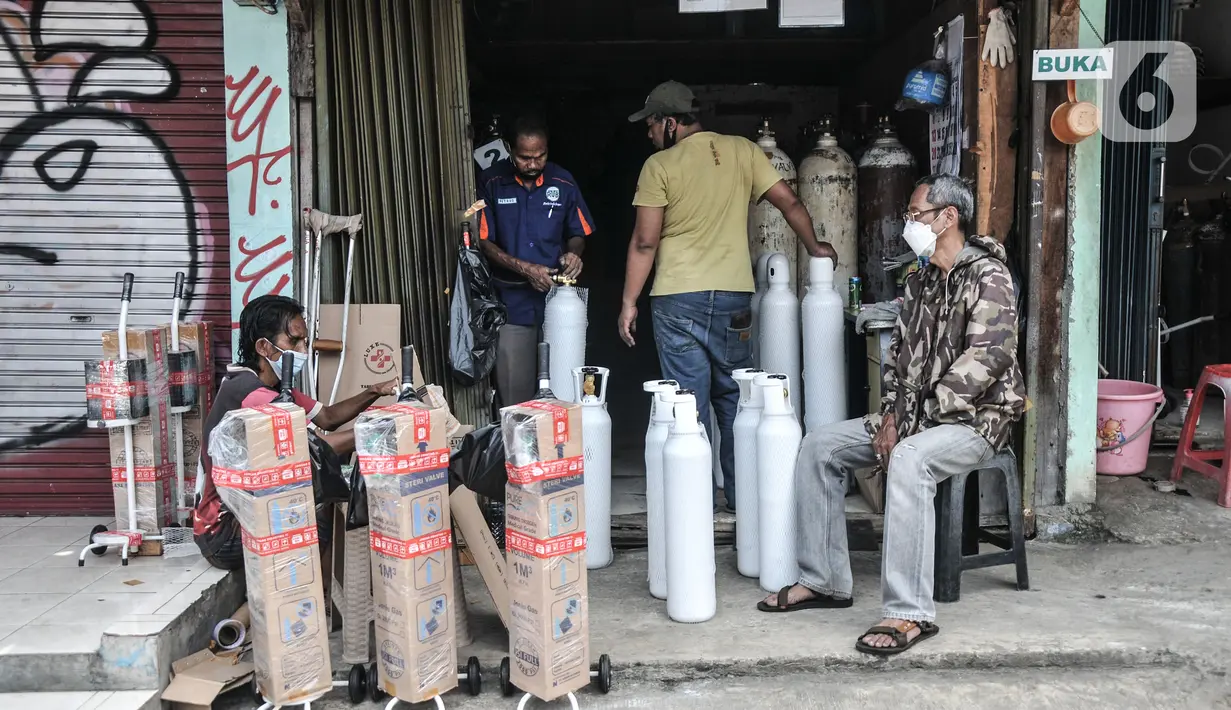 Warga saat mengisi ulang oksigen medis di kawasan Manggarai, Jakarta, Selasa 1/2/2022). Pengelola jasa pengisian oksigen di kawasan Manggarai mengungkapkan permintaan oksigen medis mengalami kenaikan sejak seminggu lalu seiring meningkatnya kasus Covid-19. (merdeka.com/Iqbal S Nugroho)