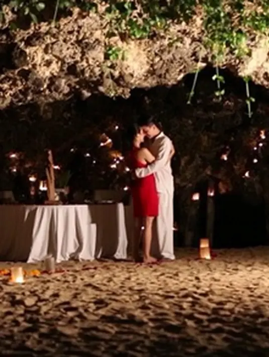 Pasangan yang telah resmi menikah pada 1 Oktober 2015 lalu ini sedang menikmati momen bulan madu mereka di Bali. Potret penuh cinta kerap diunggah oleh Glenn Alinskie dan Chelsea Olivia di akun instagram mereka. (via instagram/@chelseaoliviaa)
