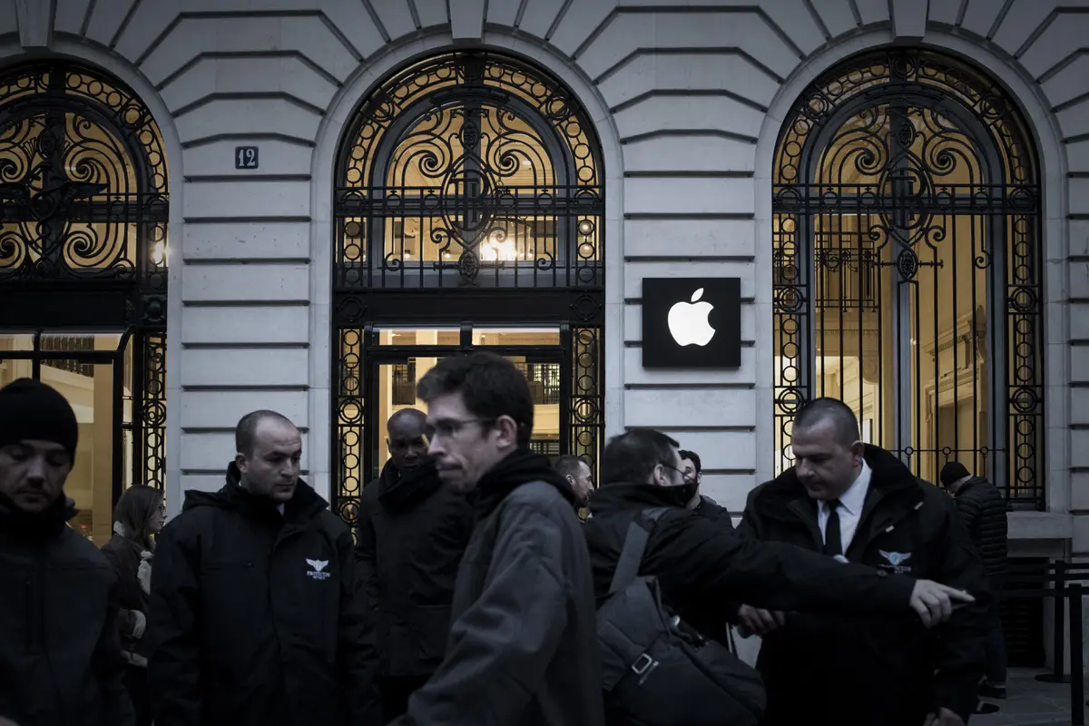 Karyawan Apple berdiri di luar toko Apple pada hari peluncuran iPhone X di Paris pada 3 November 2017. Philippe Lopez/AFP