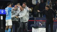 Pelatih Napoli Antonio Conte (paling kanan) merayakan gol Matteo Politano ke gawang AC Milan. (CARLO HERMANN / AFP)