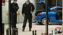 Polisi memeriksa tabung bensin dan cairan dari dalam mobil di lobi kantor Partai Sosial Demokratik Jerman (SPD) setelah sebuah mobil menabrakan gedung di Berlin (25/12). Menurut keterangan polisi, pelaku ingin bunuh diri. (AFP PHOTO / Ganjil Andersen)
