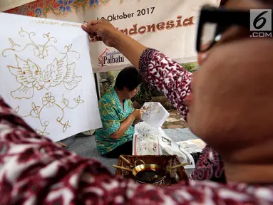 Sejumlah penyandang disabilitas belajar membuat batik di Rumah Batik, Palbatu, Jakarta, Senin (2/10). Kegiatan tersebut dalam rangka memperingati hari Batik Nasional. (Liputan6.com/JohanTallo)